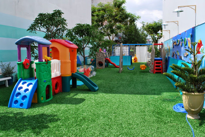 Cỏ nhân tạo trang trí khu vui chơi trẻ em