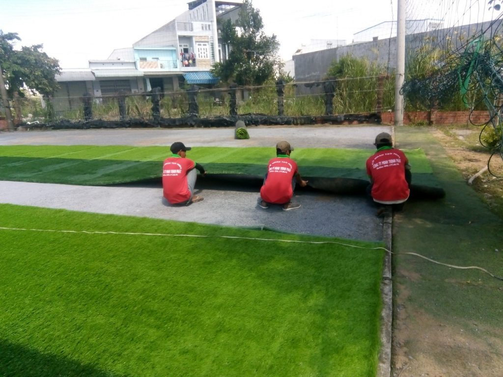 Trải cỏ nhân tạo trong thi công sân bóng